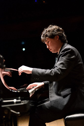 髙木竜馬演奏シーン2